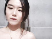 奶子非常漂亮的高颜值韩国美眉浴室自慰呻吟下面的毛毛浓密性感1080P高清无水印